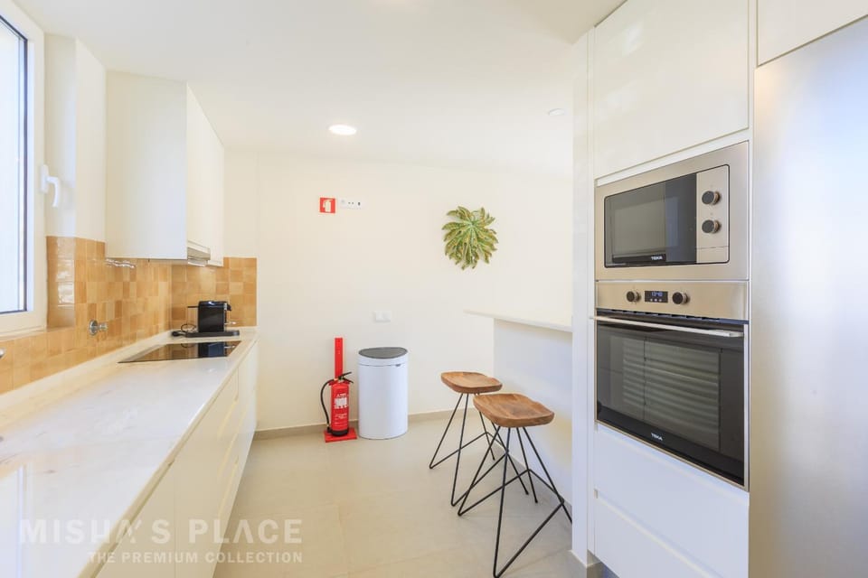 Kitchen or kitchenette, heating, microwave, oven, stove