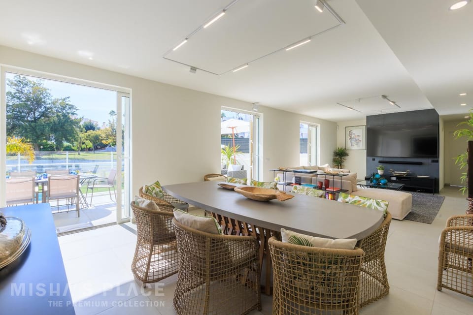 Patio, TV and multimedia, Living room, Seating area, Dining area, Family