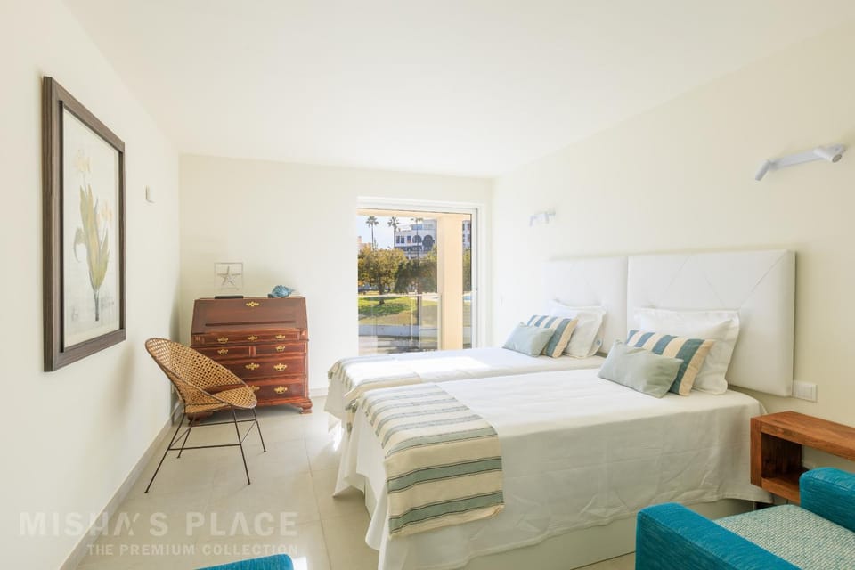 Bed, Photo of the whole room, Seating area, Bedroom, Family, heating, towels