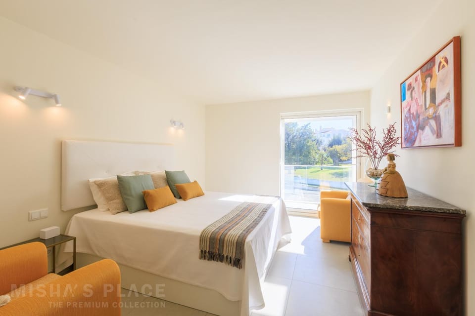 Bed, Photo of the whole room, Seating area, Bedroom, heating