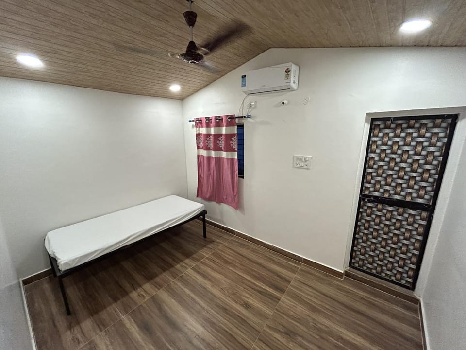Bed, Photo of the whole room, air conditioner
