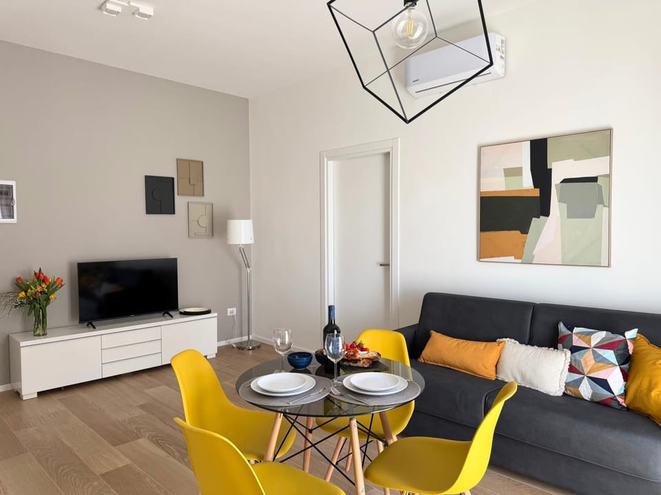 TV and multimedia, Living room, Seating area, Dining area, Evening entertainment, air conditioner