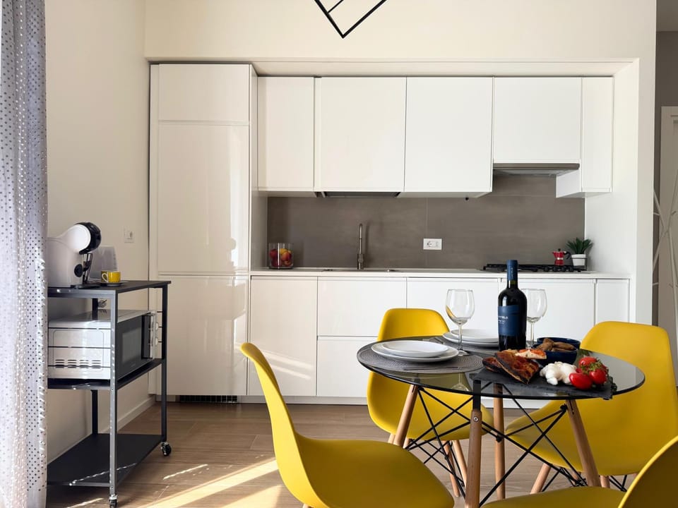 Coffee/tea facilities, Kitchen or kitchenette, Living room, Seating area, Dining area, microwave, toaster