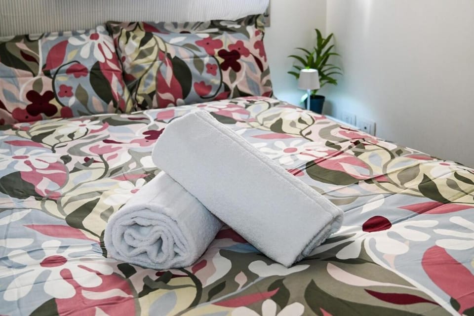 Shower, Bed, Massage, Massage, Photo of the whole room, Bedroom, hair dryier, heating, heating, towels, towels, dryer, acessibility, air conditioner