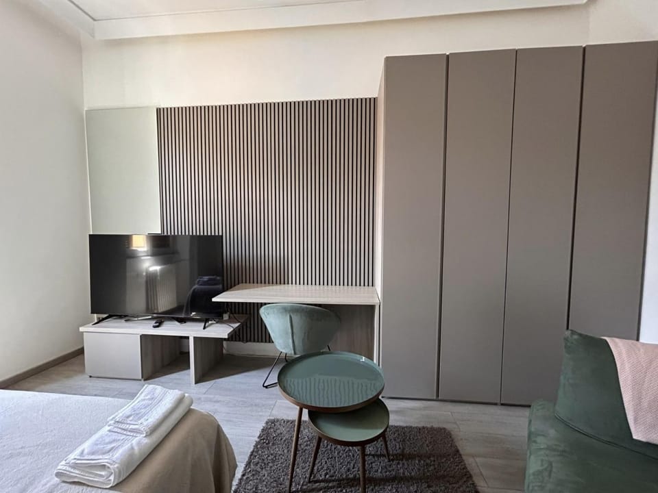 Bed, TV and multimedia, Photo of the whole room, Seating area, Bedroom, wardrobe