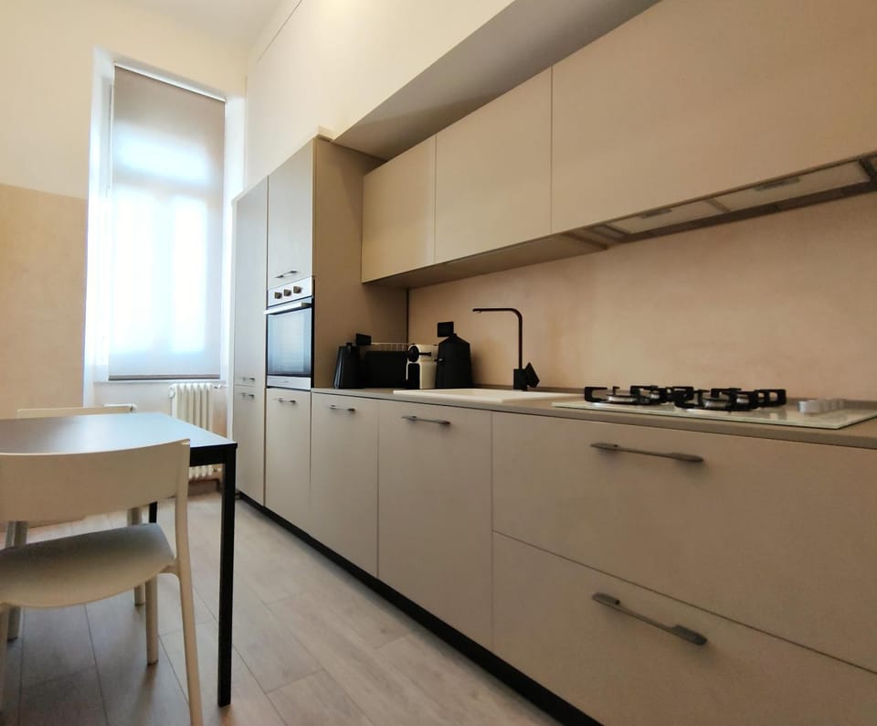 Coffee/tea facilities, Kitchen or kitchenette, Dining area, stove