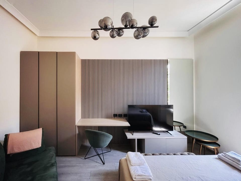 Bed, Photo of the whole room, Seating area, Bedroom