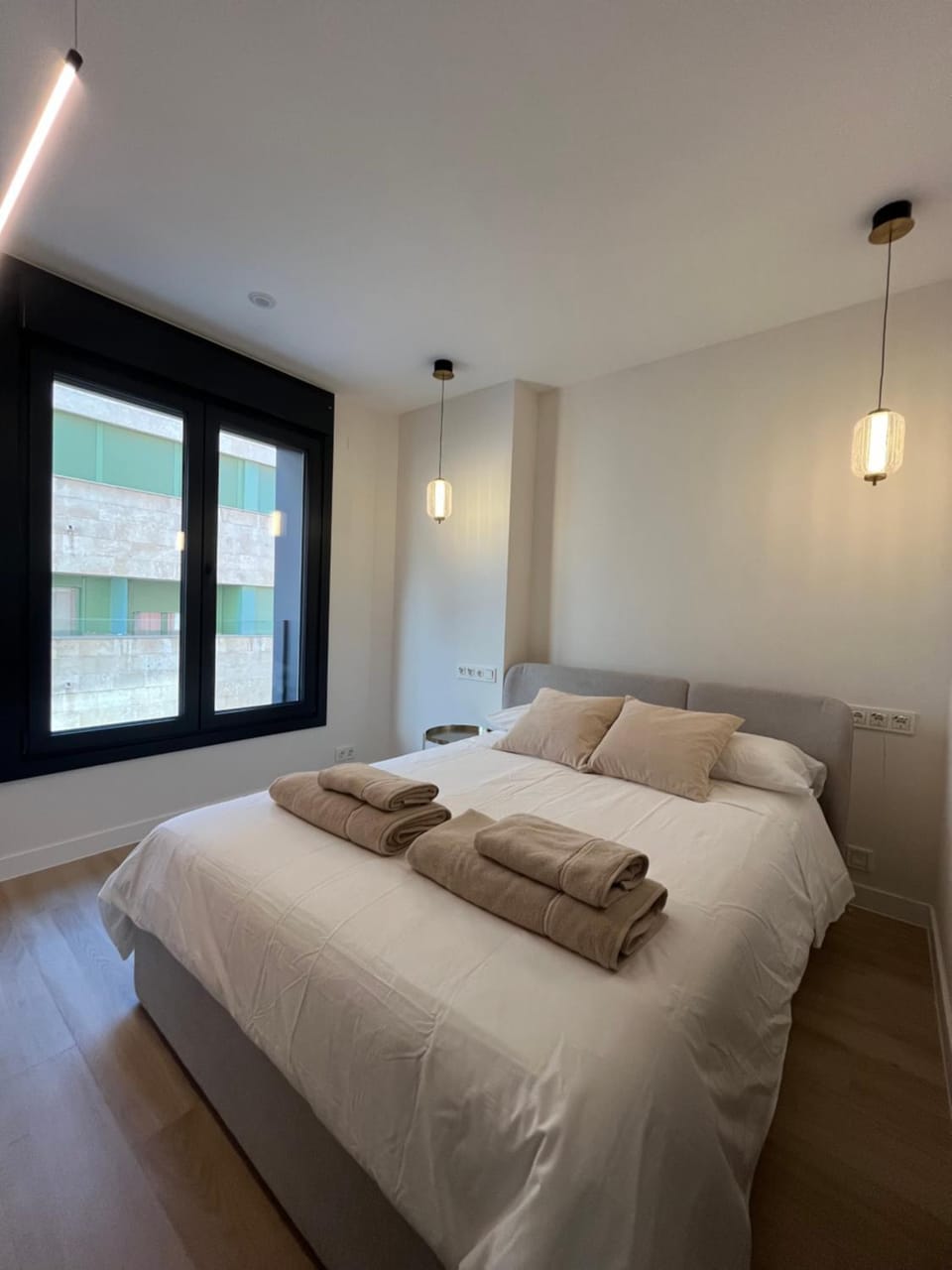 Bed, Bedroom, towels