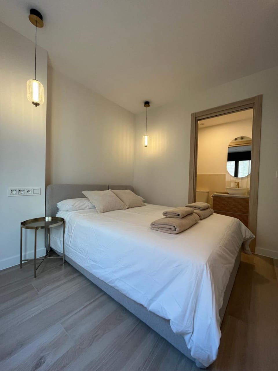 Bed, Bathroom, Bedroom, towels