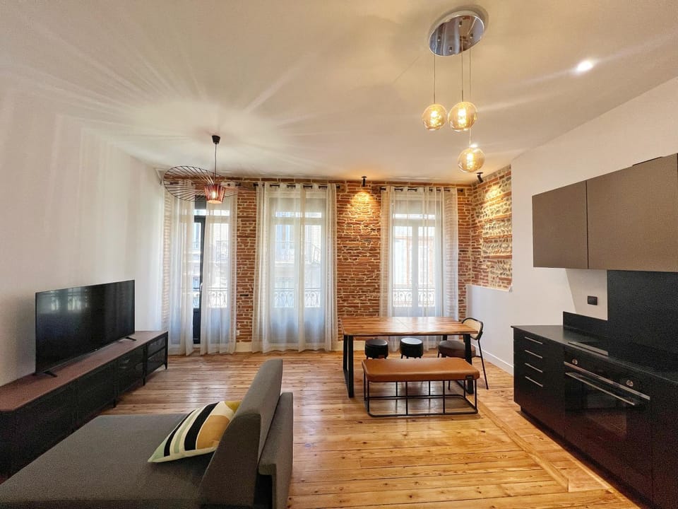 TV and multimedia, Kitchen or kitchenette, Living room, Seating area
