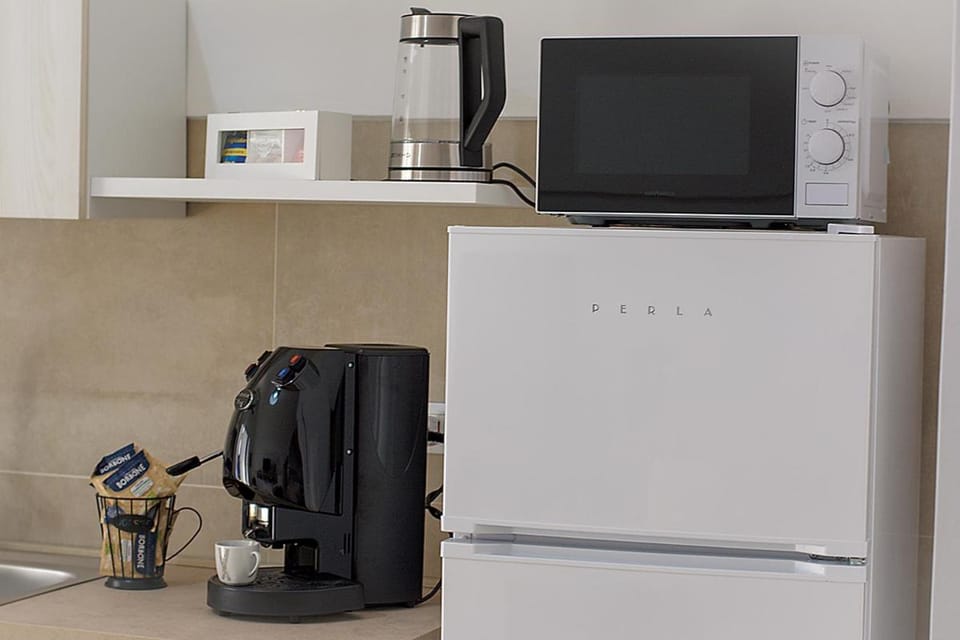 Coffee/tea facilities, microwave