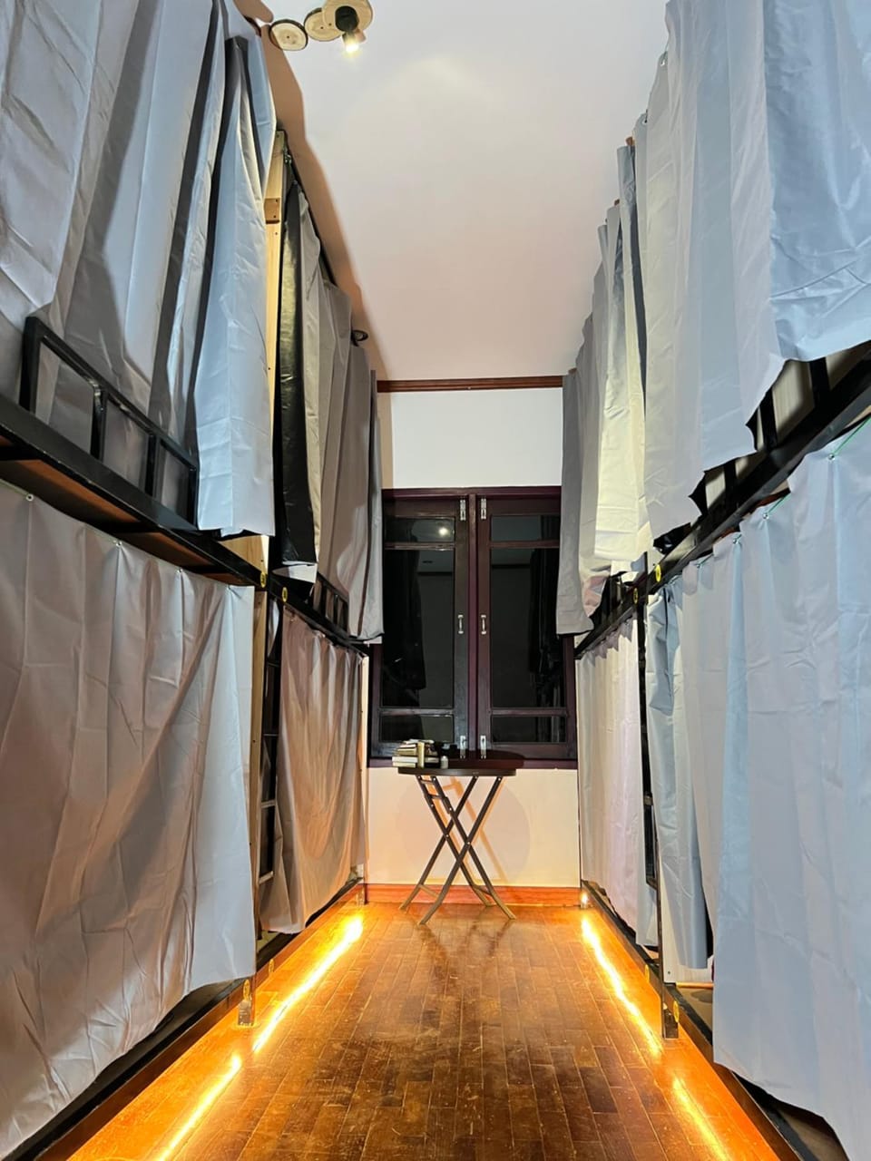 Photo of the whole room, Seating area