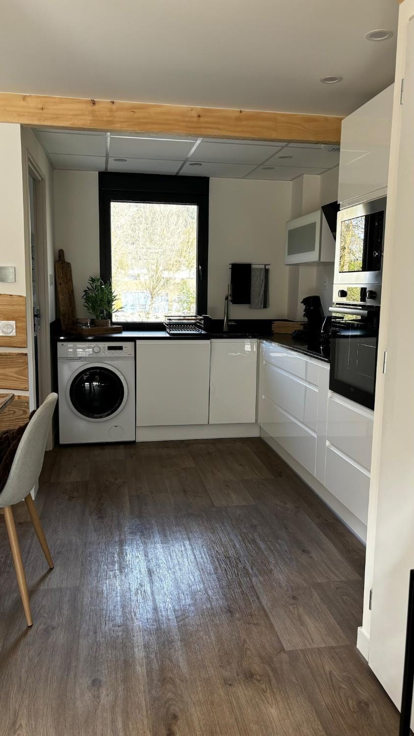Kitchen or kitchenette, washing machine