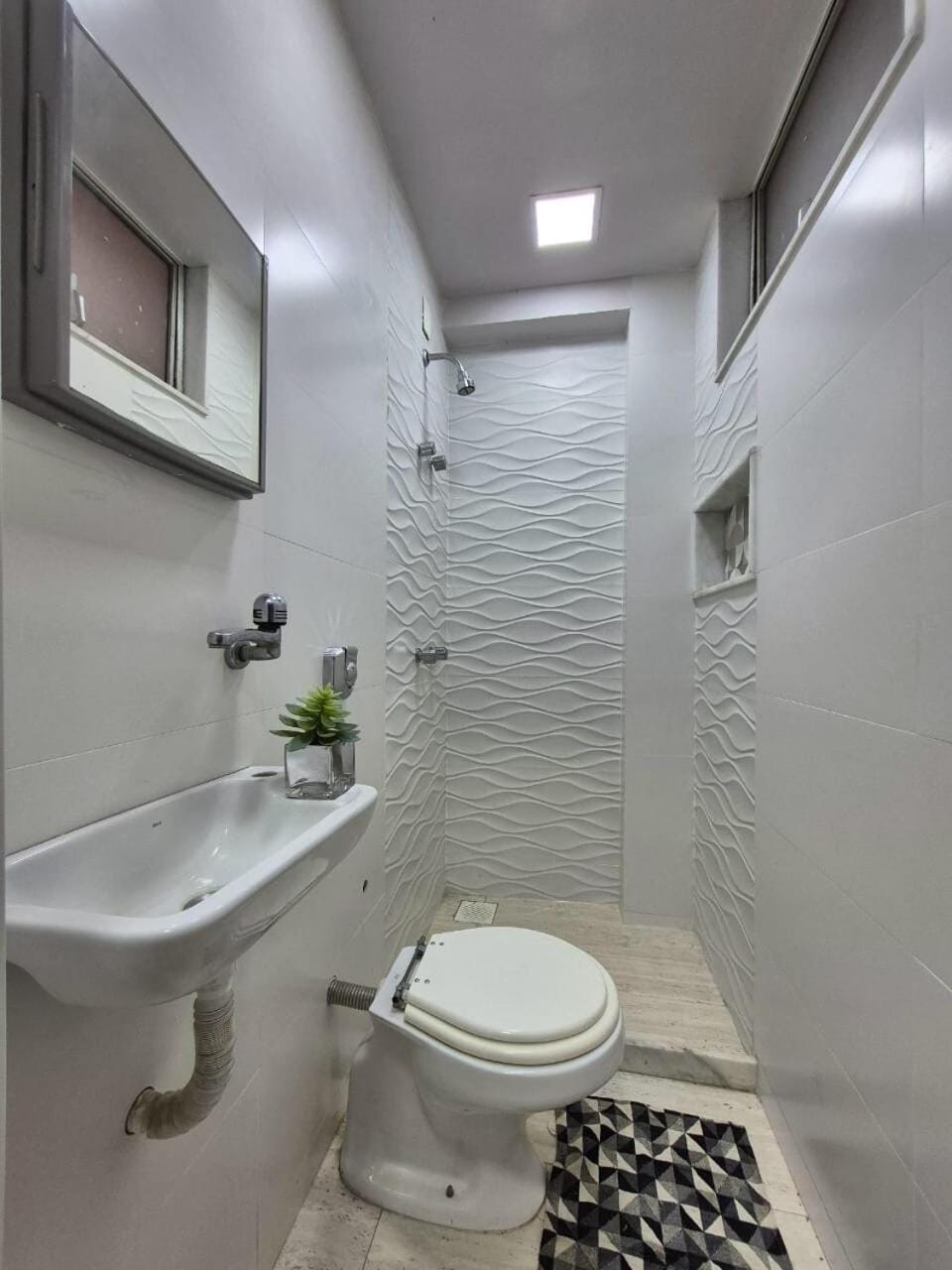 2 min Leme copacabana beach Private bathroom Apartment in Rio de Janeiro