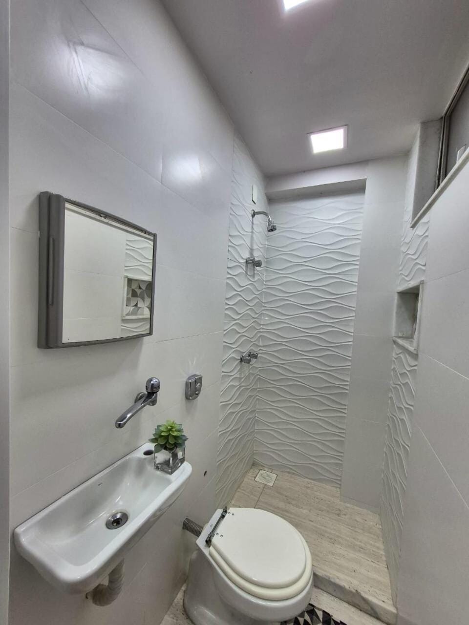 2 min Leme copacabana beach Private bathroom Apartment in Rio de Janeiro