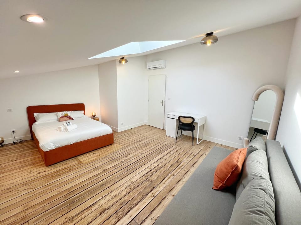 Bed, Photo of the whole room, Bedroom