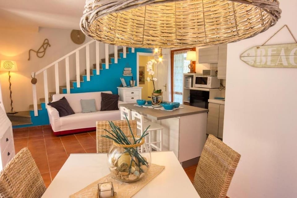 Kitchen or kitchenette, Living room, Seating area, Dining area, oven, stove