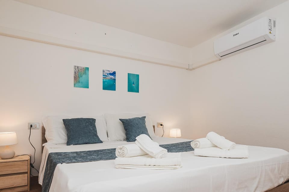 Bed, Photo of the whole room, Bedroom, towels, air conditioner