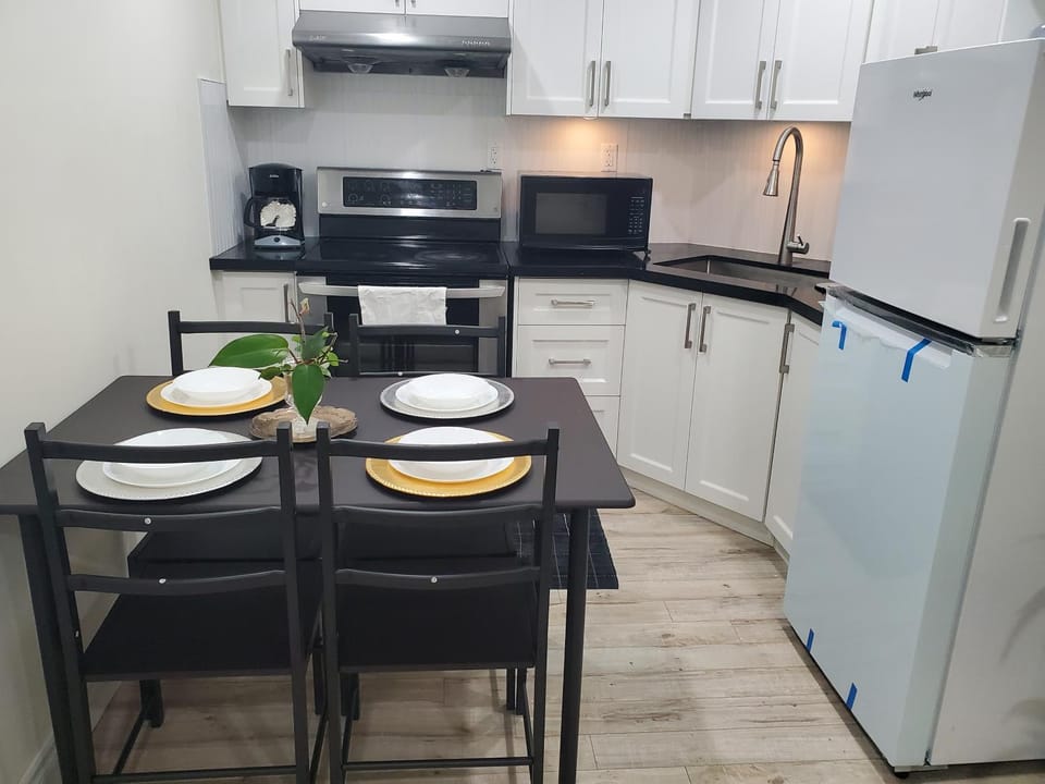 Kitchen or kitchenette, Dining area, oven, stove