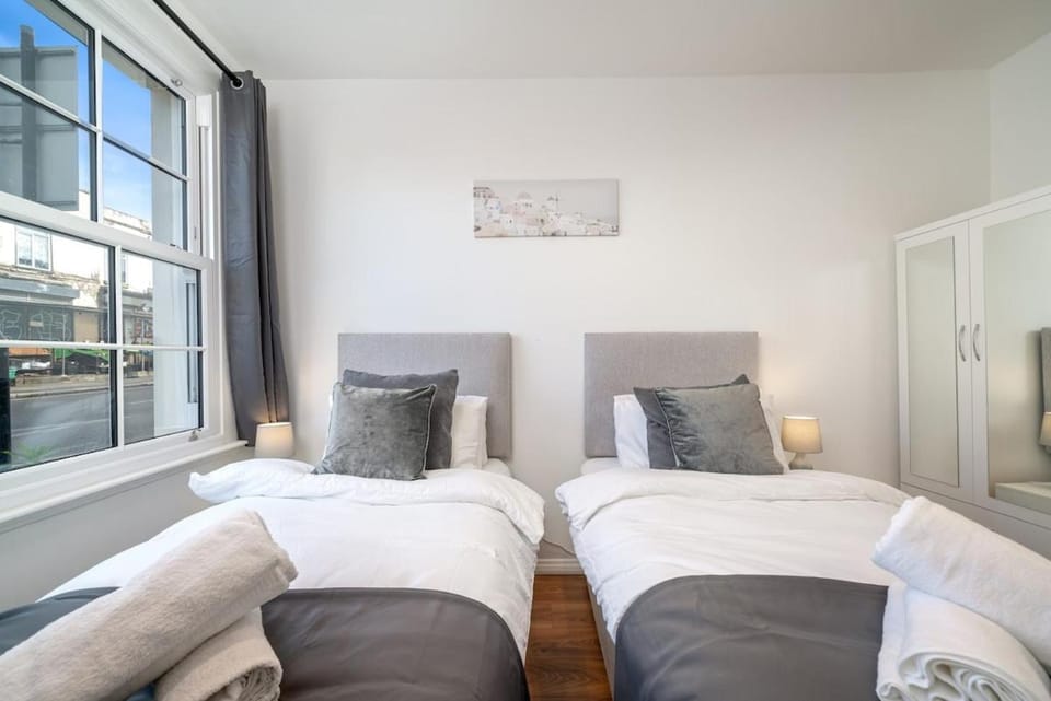 Bed, Living room, Bedroom