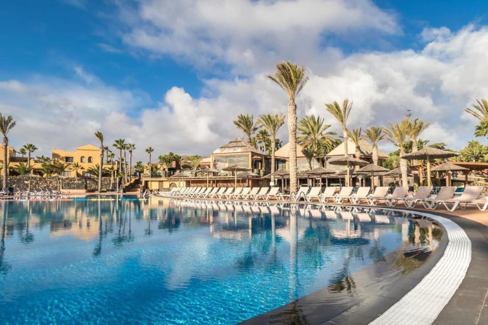 Pool view, Swimming pool, sunbed