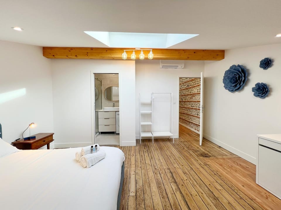 Bed, Photo of the whole room, Bedroom