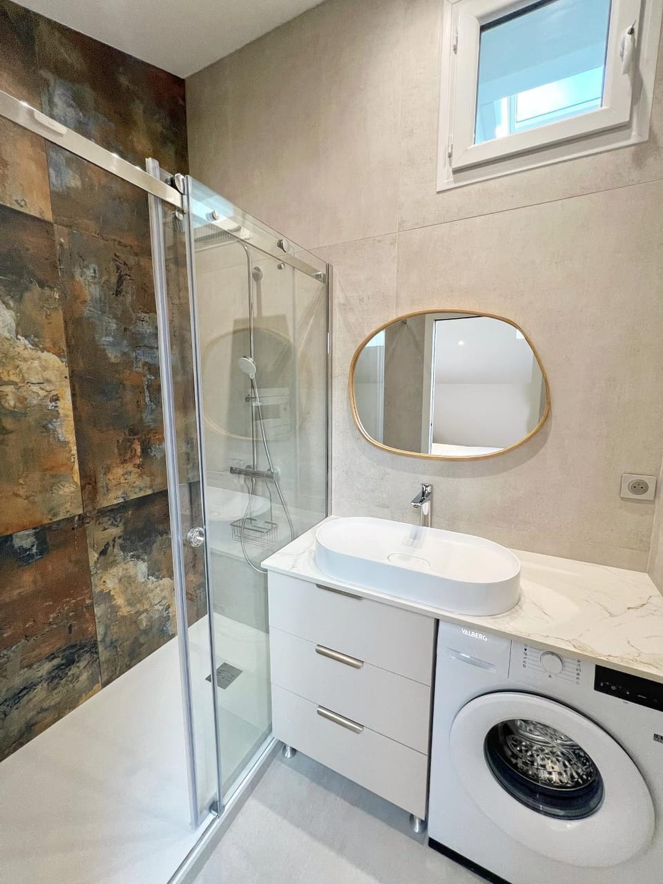 Shower, towels, washing machine