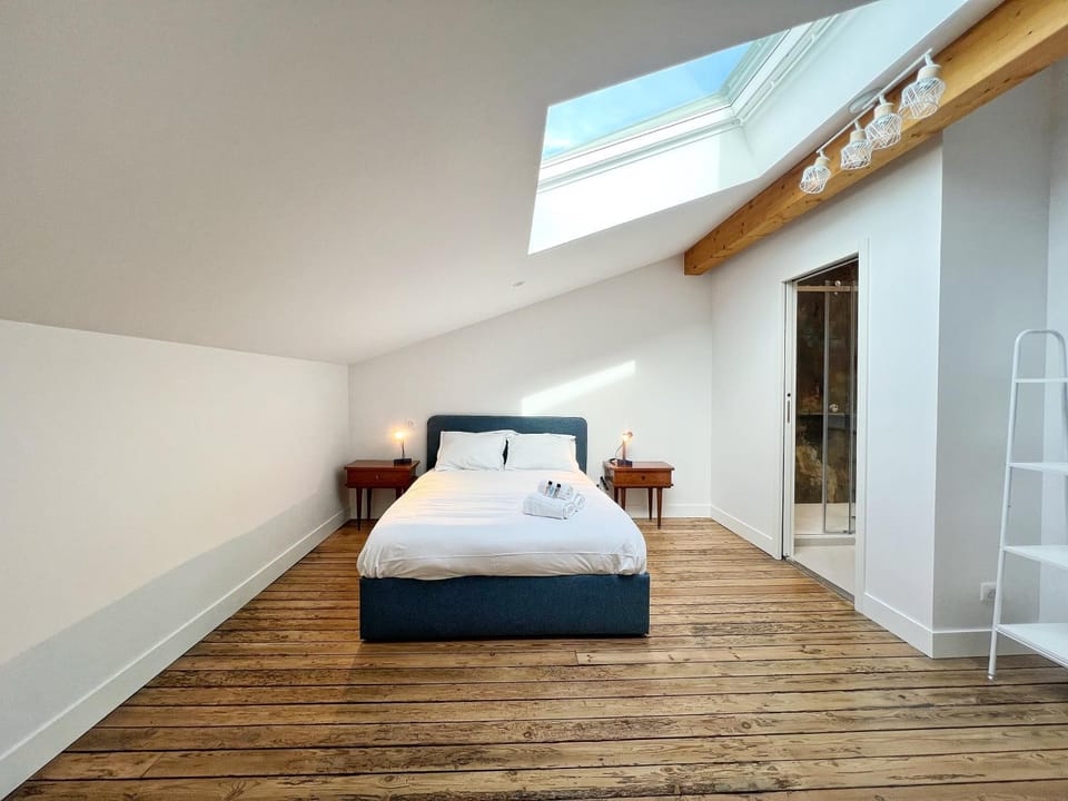 Bed, Photo of the whole room, Bedroom, towels