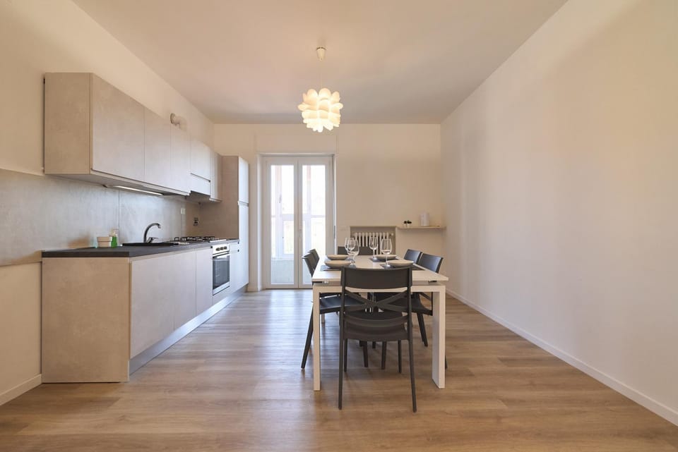 Kitchen or kitchenette, Dining area, minibar, pet friendly