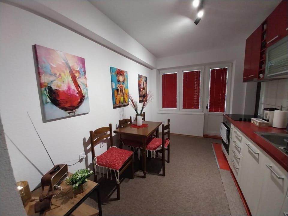 Kitchen or kitchenette, Dining area