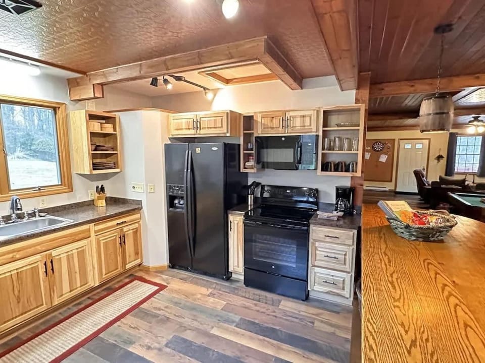 The Game Cabin at Rustic River Cabin in Lake Erie