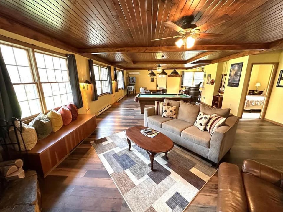 The Game Cabin at Rustic River Cabin in Lake Erie