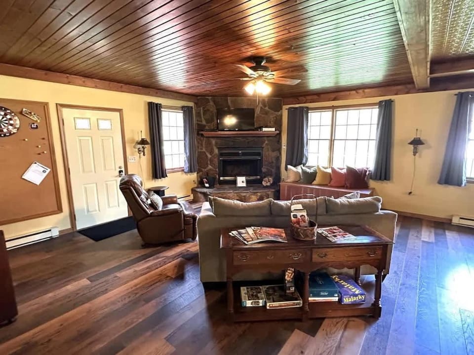 The Game Cabin at Rustic River Cabin in Lake Erie