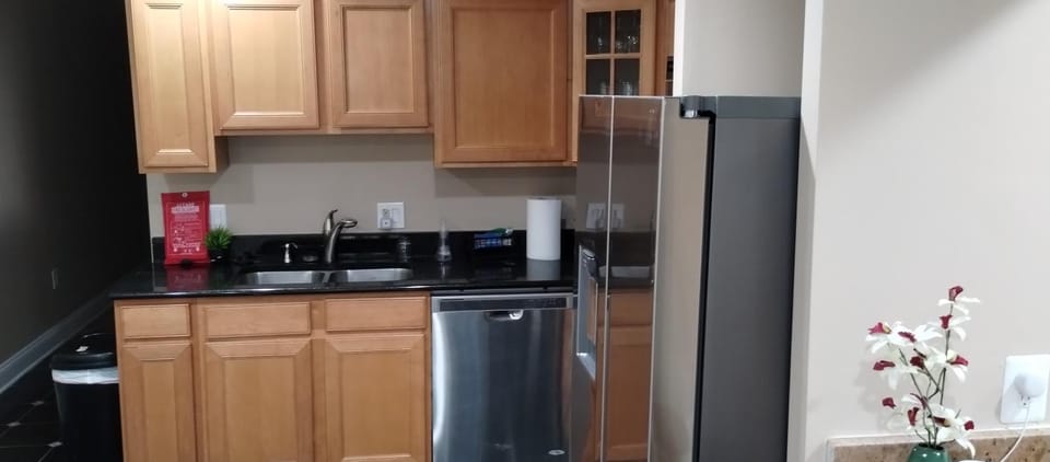 Spacious and Private 3BR, 3BA with free parking near Downtown Washington DC Apartment hotel in District of Columbia