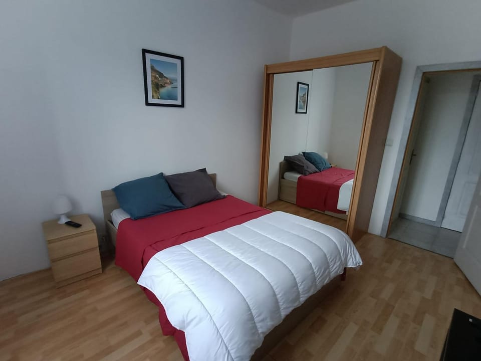 Bed, TV and multimedia, Bedroom, wardrobe
