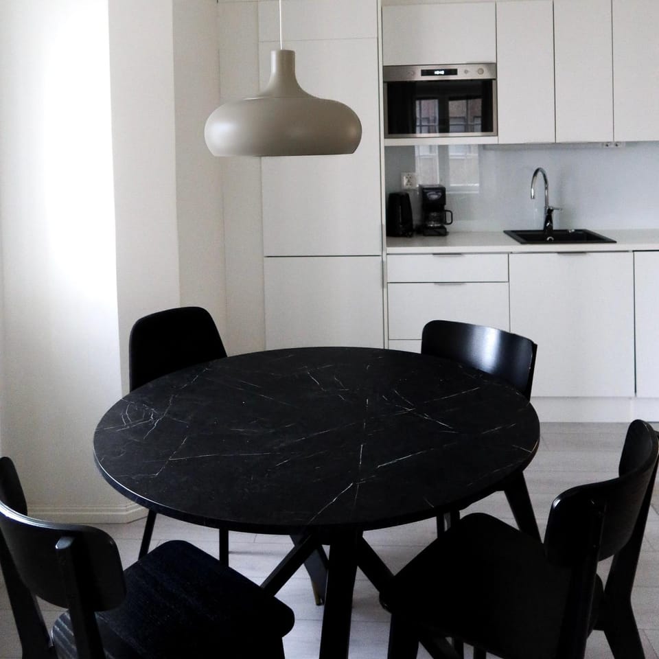 Coffee/tea facilities, Kitchen or kitchenette, Dining area, kitchen