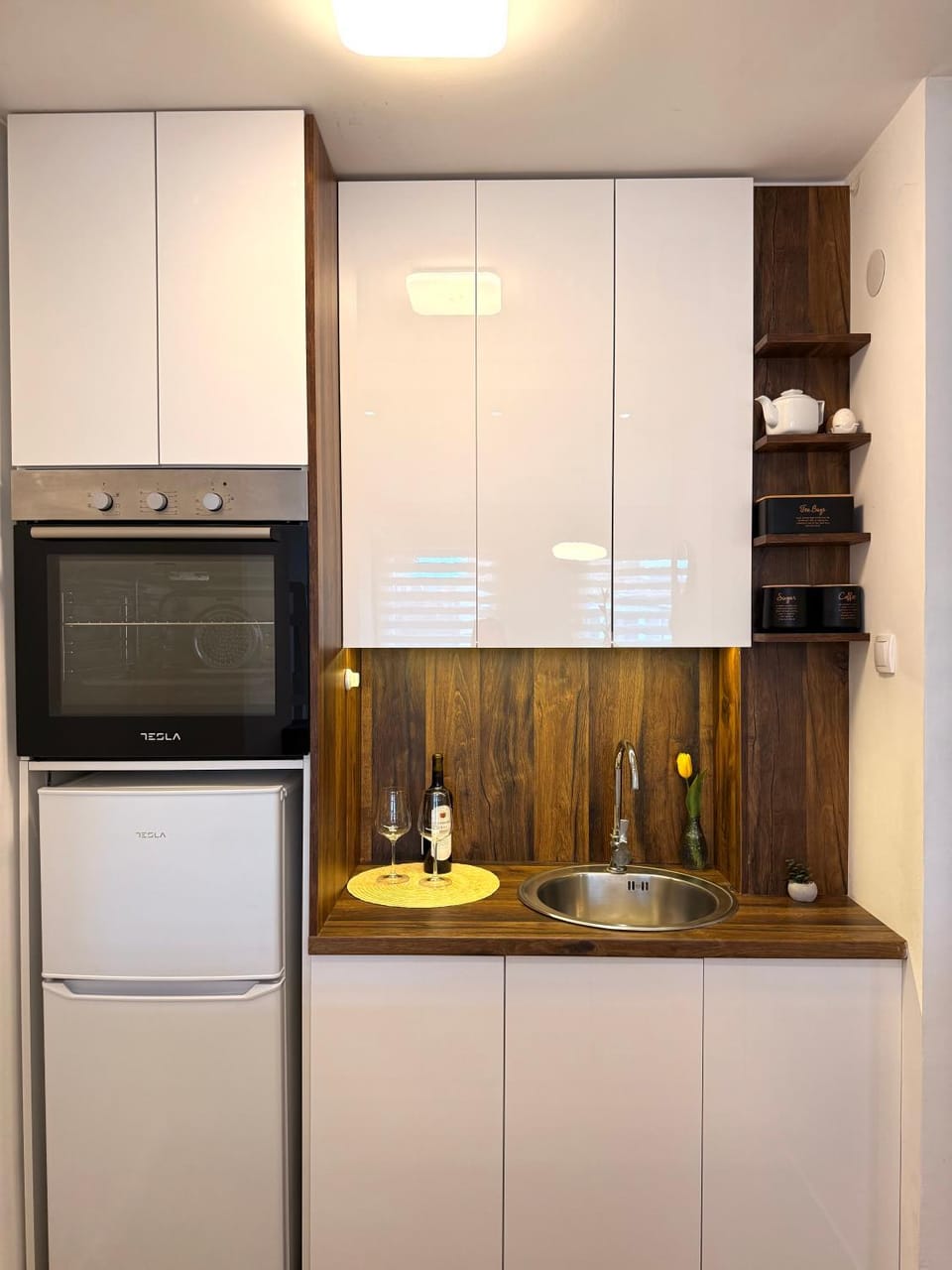 Kitchen or kitchenette, oven