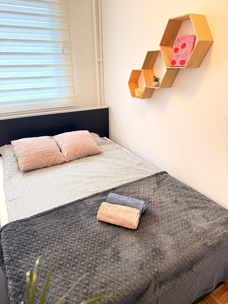 Bed, Photo of the whole room, Bedroom, towels