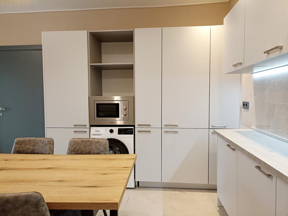 Dining area, oven, stove