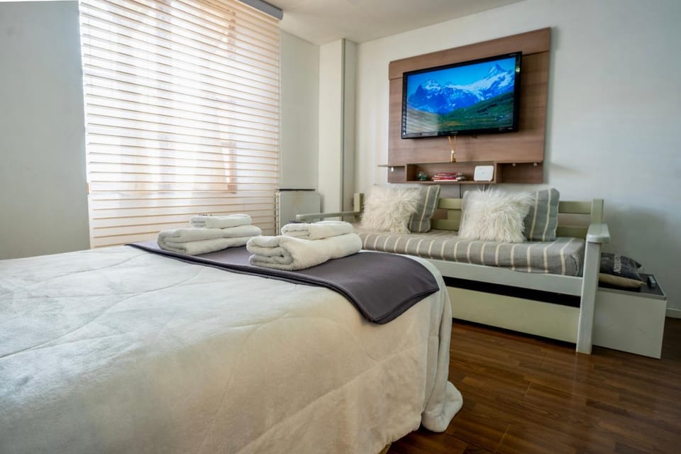Bed, TV and multimedia, Photo of the whole room, Bedroom