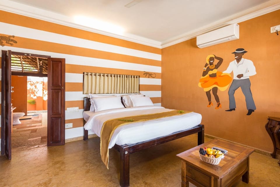 Bed, Day, Decorative detail, Bedroom, On site