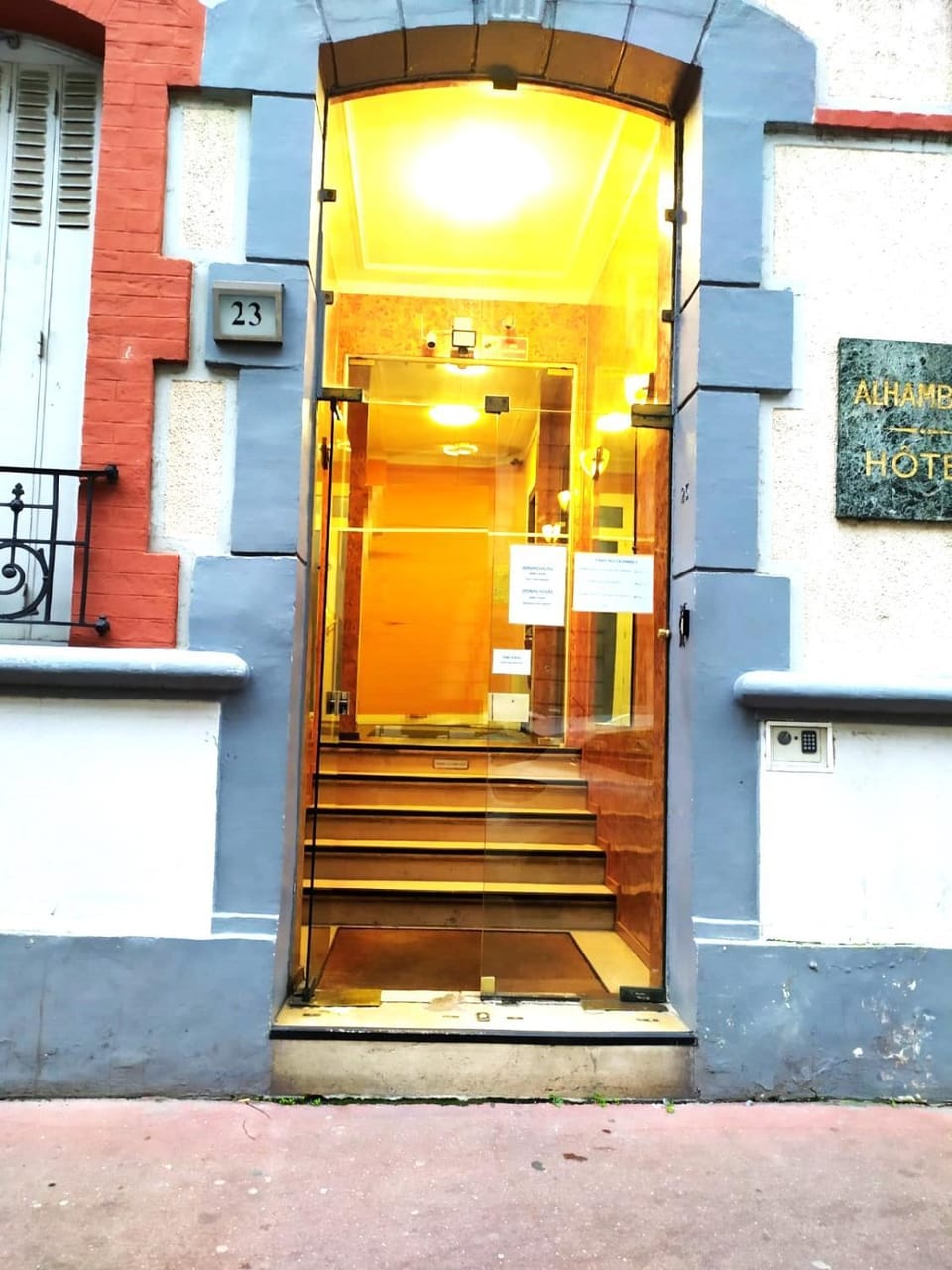 Facade/entrance
