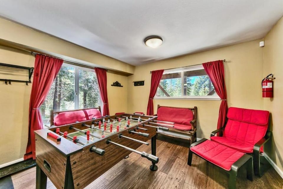 Game Room, Seating area