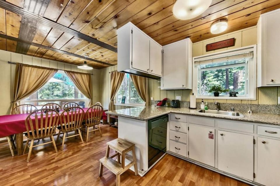 Kitchen or kitchenette, dishwasher