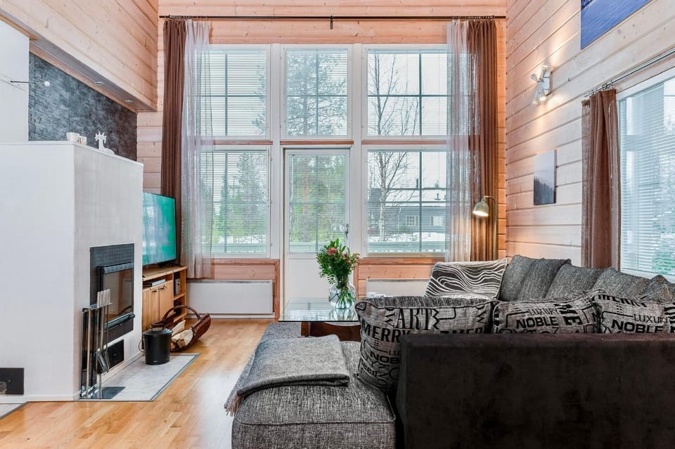 Communal lounge/ TV room, TV and multimedia, Living room, Seating area, Evening entertainment