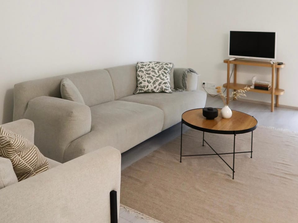 TV and multimedia, Living room, Seating area, Evening entertainment