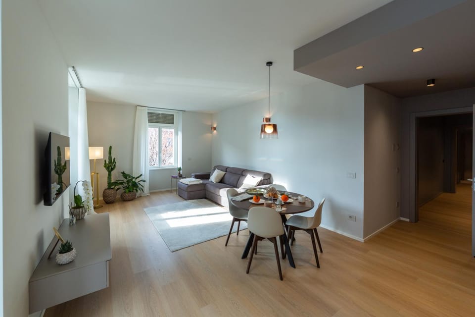 TV and multimedia, Living room, Seating area, Dining area