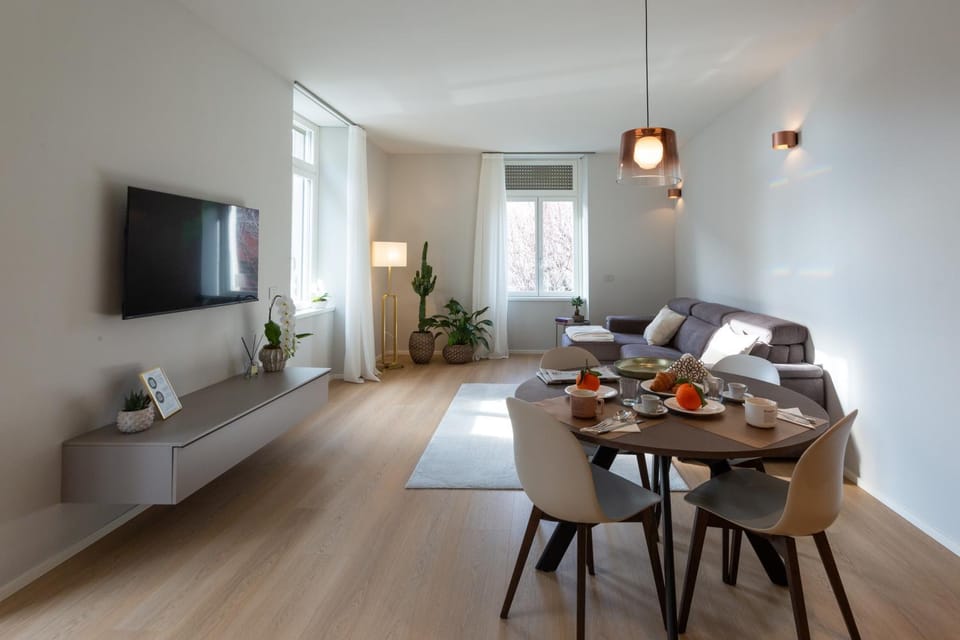 Communal lounge/ TV room, TV and multimedia, Living room, Food and drinks, Seating area, Dining area, Evening entertainment, Food