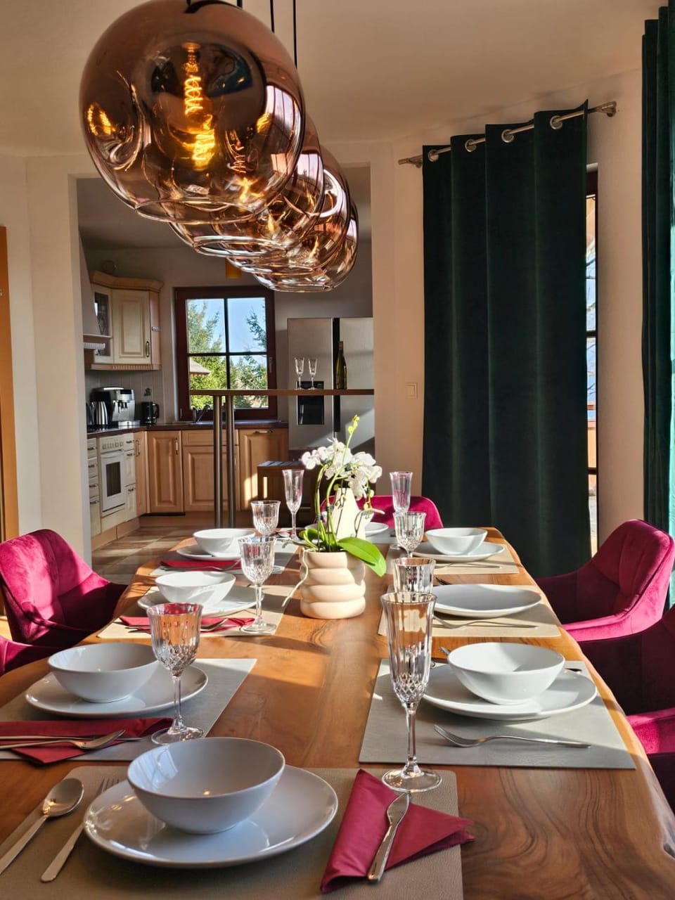 Kitchen or kitchenette, Living room, Food and drinks, Seating area, Dining area, Food