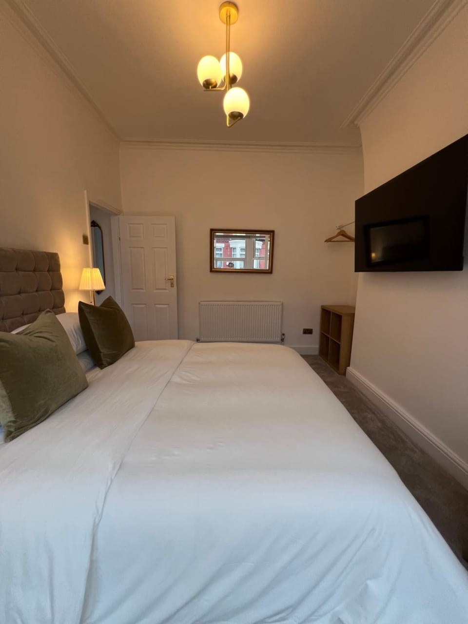 Bed, TV and multimedia, Photo of the whole room, Bedroom